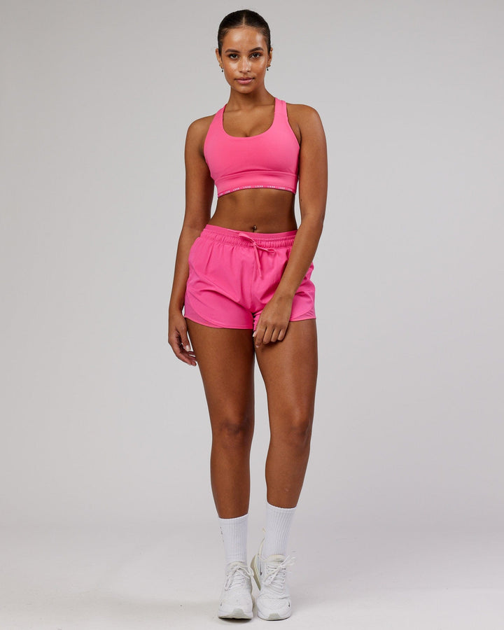 Woman wearing Dynamic Run Short - Flamingo