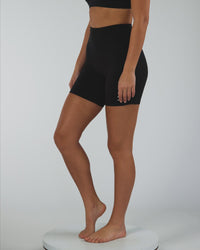 Woman wearing Flux Ultra High-Rise 6" Short Pockets - Black