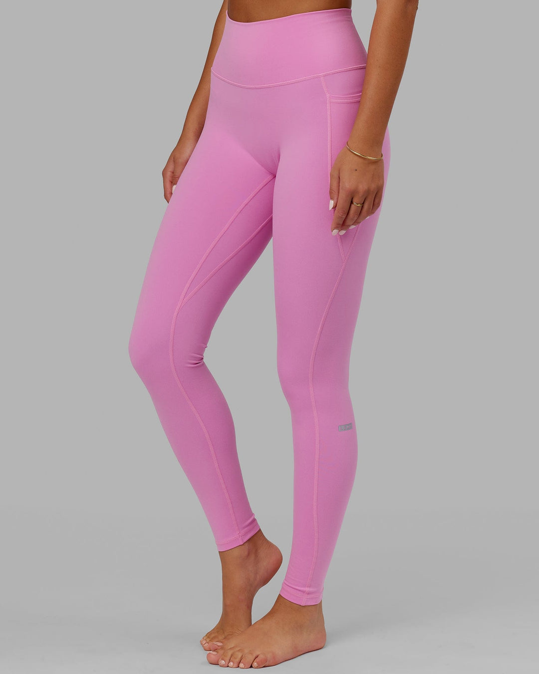 Woman wearing Fusion X-long Tight - Spark Pink