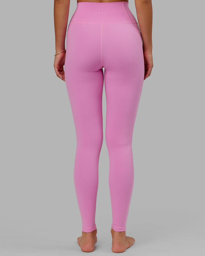 Woman wearing Fusion X-long Tight - Spark Pink