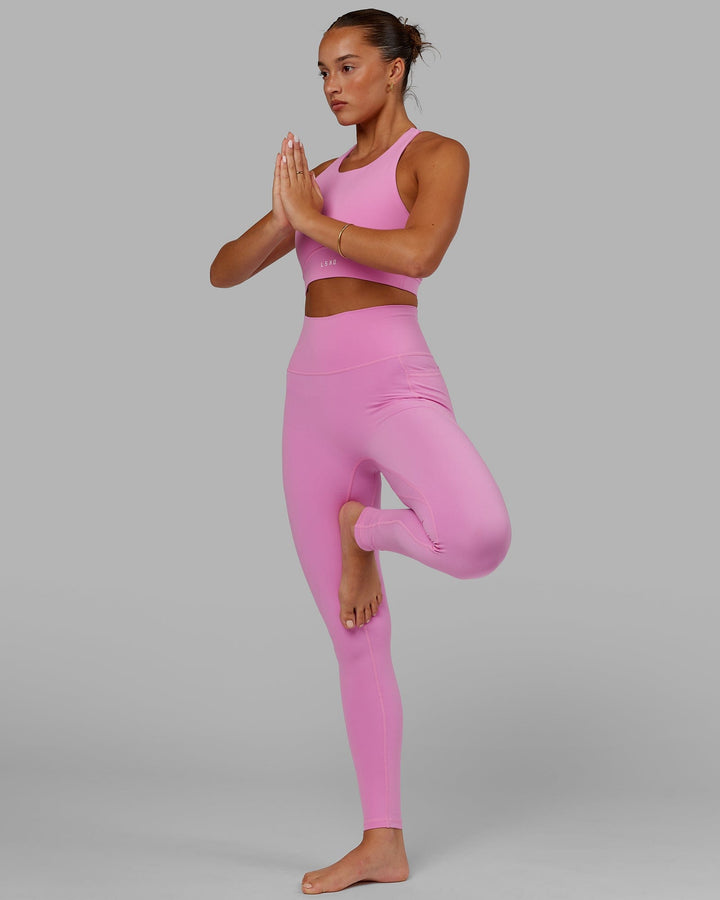 Woman wearing Fusion X-long Tight - Spark Pink
