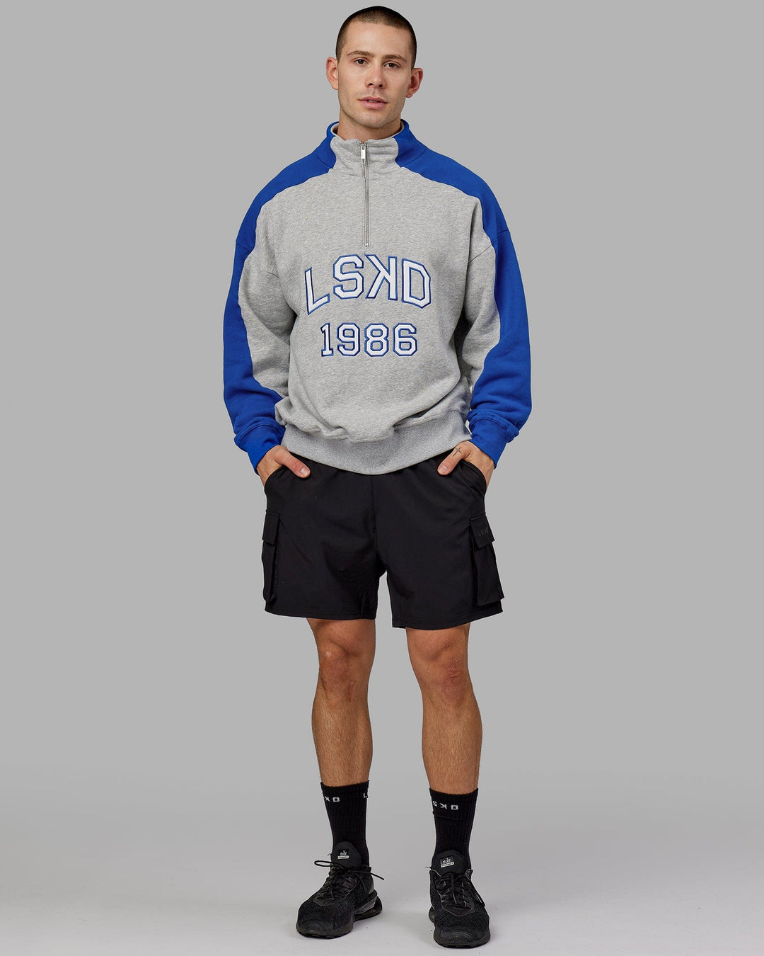 Man wearing Unisex Alumni 1/4 Zip Sweater Oversize - Grey-Blue