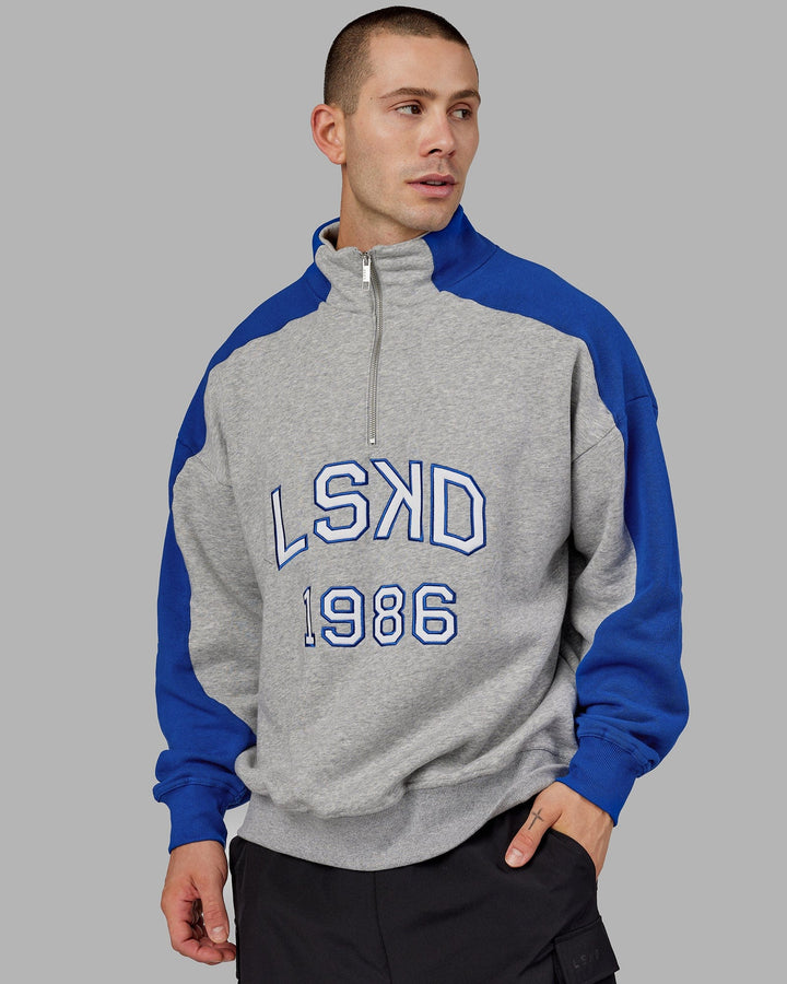 Man wearing Unisex Alumni 1/4 Zip Sweater Oversize - Grey-Blue