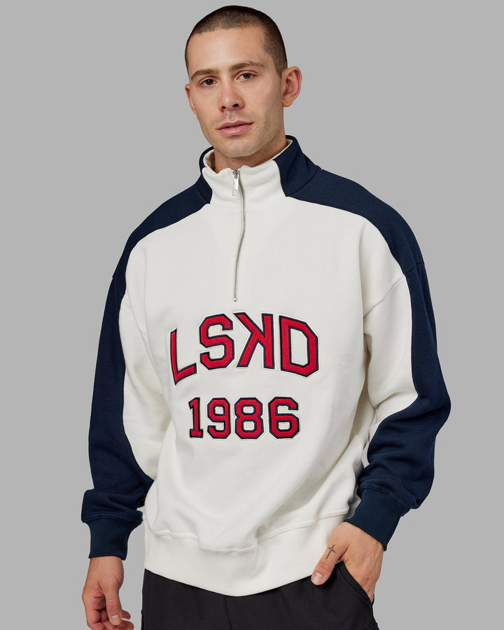 Man wearing Unisex Alumni 1/4 Zip Sweater Oversize - Navy-Red