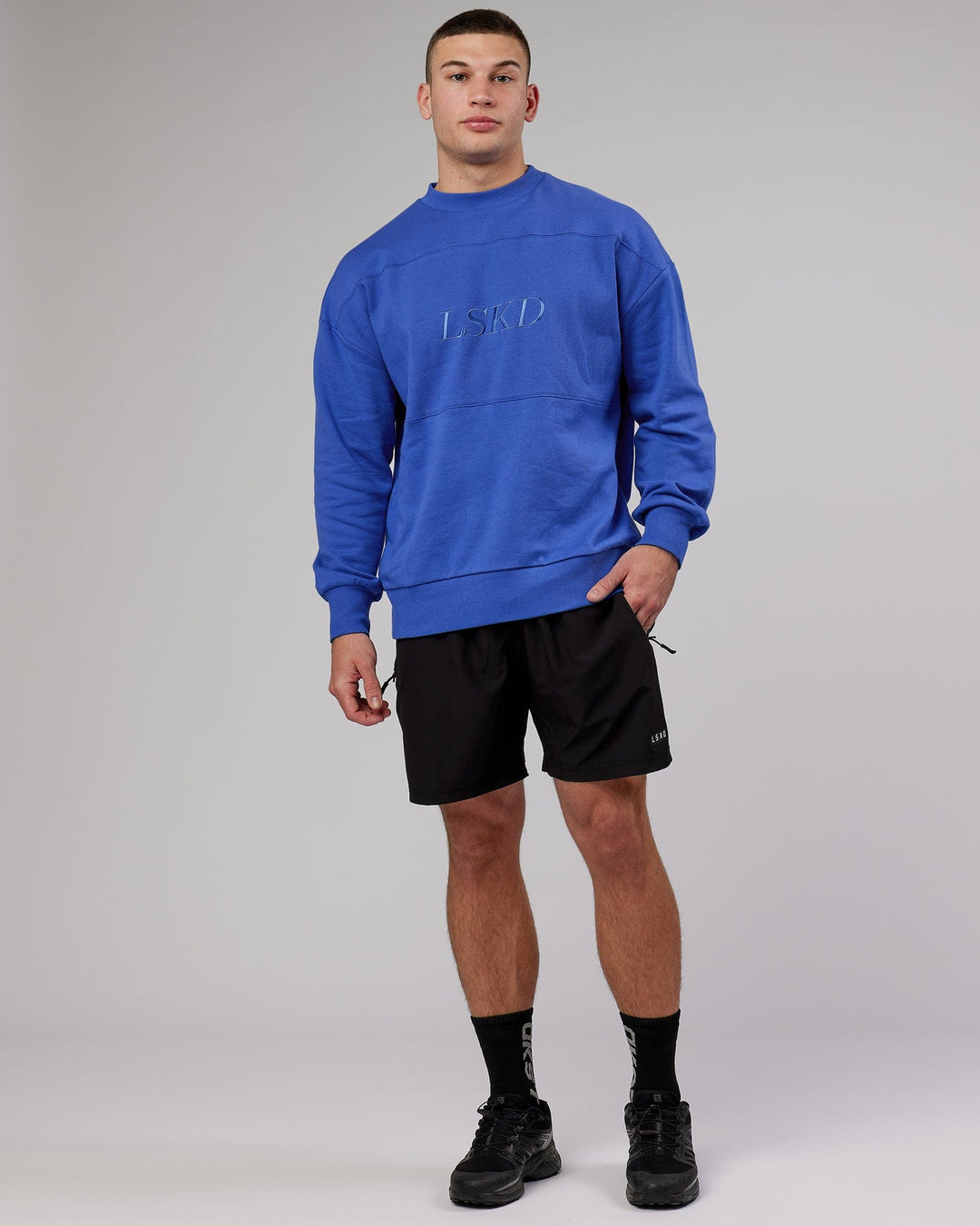 man wearing Unisex Off Duty Sweater Oversize - Power-Cobalt