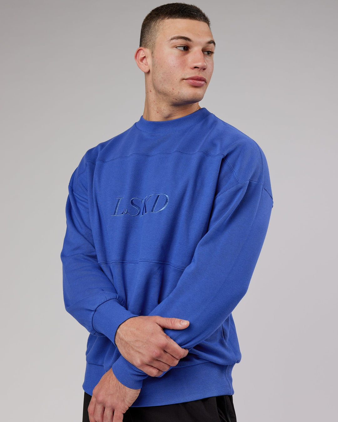 man wearing Unisex Off Duty Sweater Oversize - Power-Cobalt