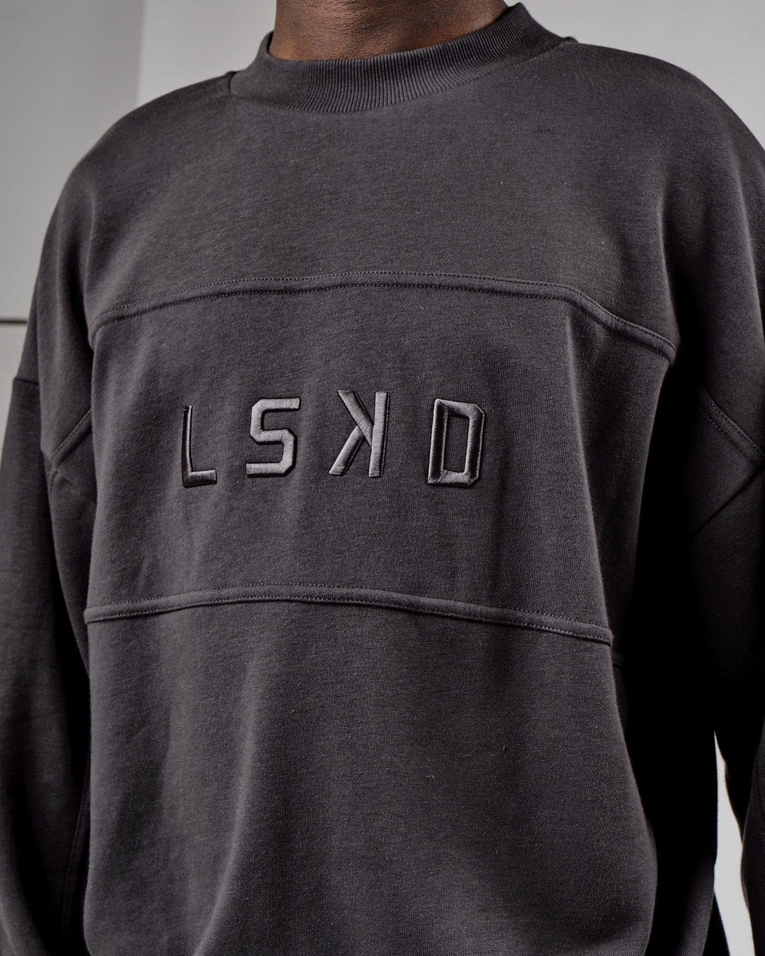Man wearing Unisex Slice Sweater Oversize - Phantom