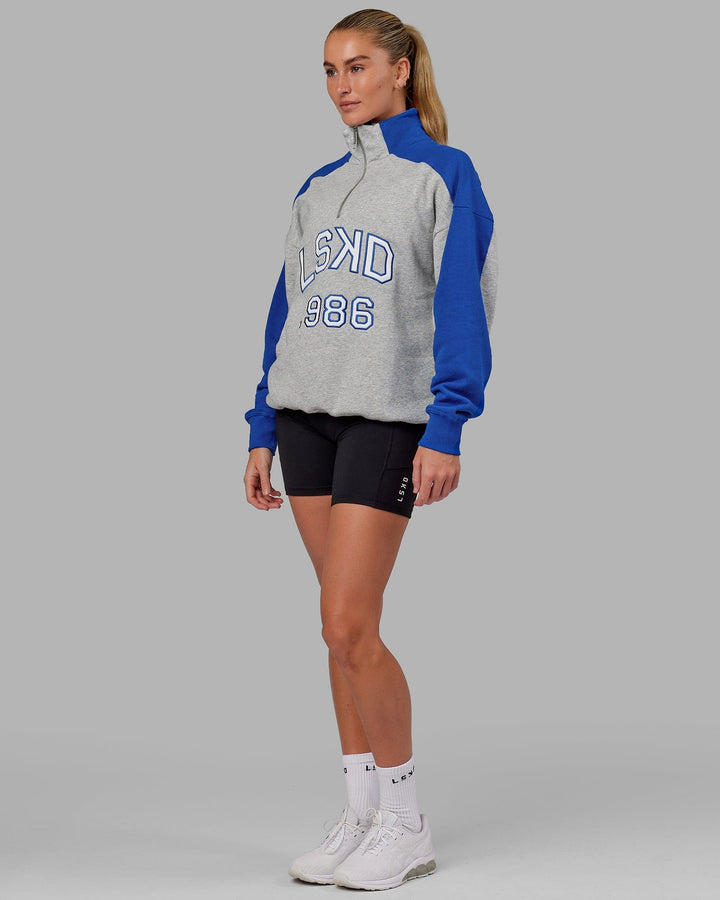 Woman wearing Unisex Alumni 1/4 Zip Sweater Oversize - Grey-Blue