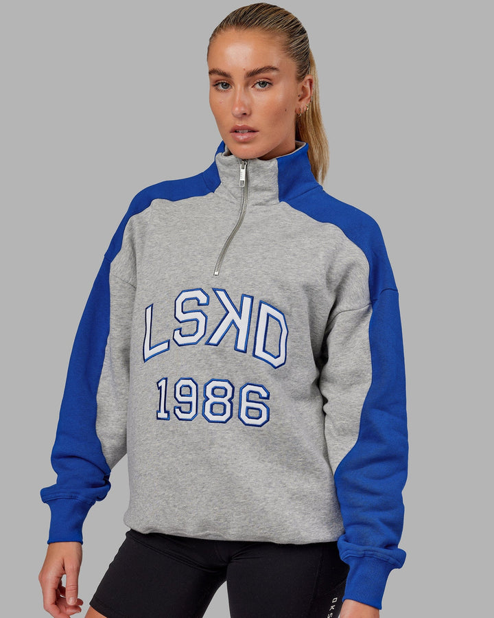 Woman wearing Unisex Alumni 1/4 Zip Sweater Oversize - Grey-Blue