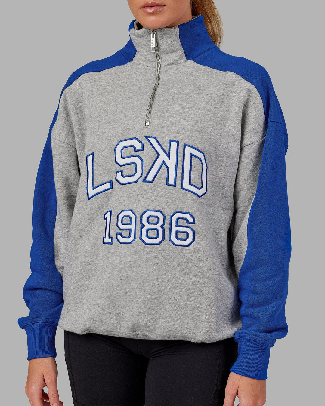 Woman wearing Unisex Alumni 1/4 Zip Sweater Oversize - Grey-Blue