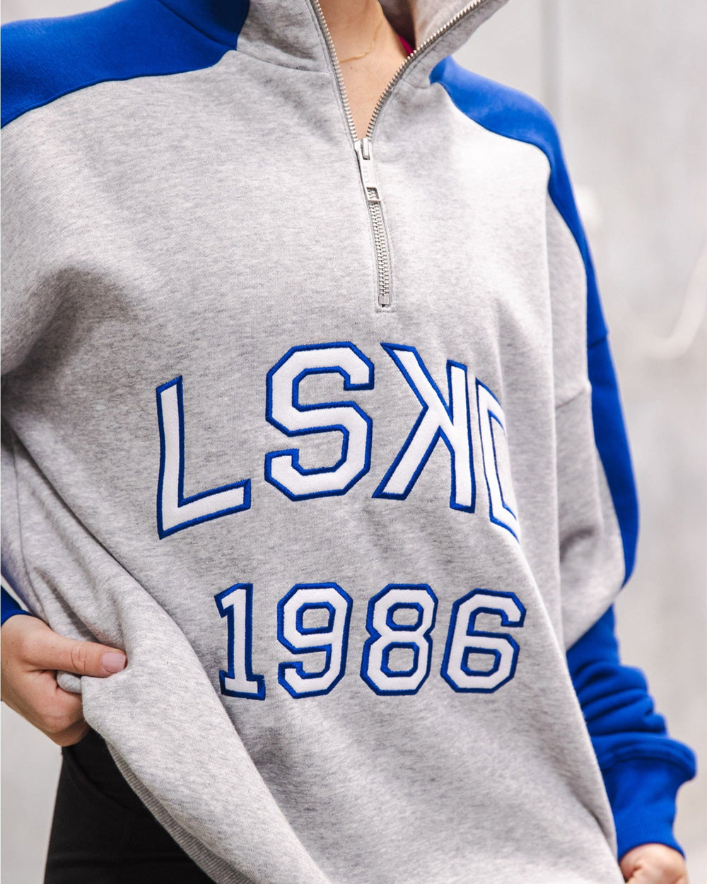 Woman wearing Unisex Alumni 1/4 Zip Sweater Oversize - Grey-Blue