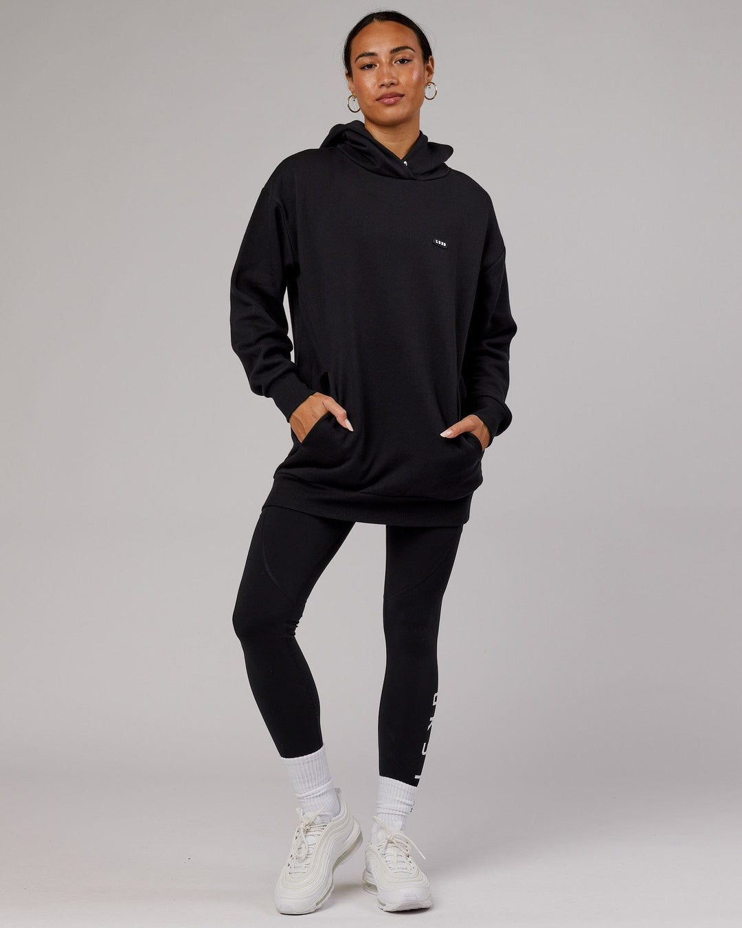 Woman wearing Unisex Capsule Hoodie Oversize - Black