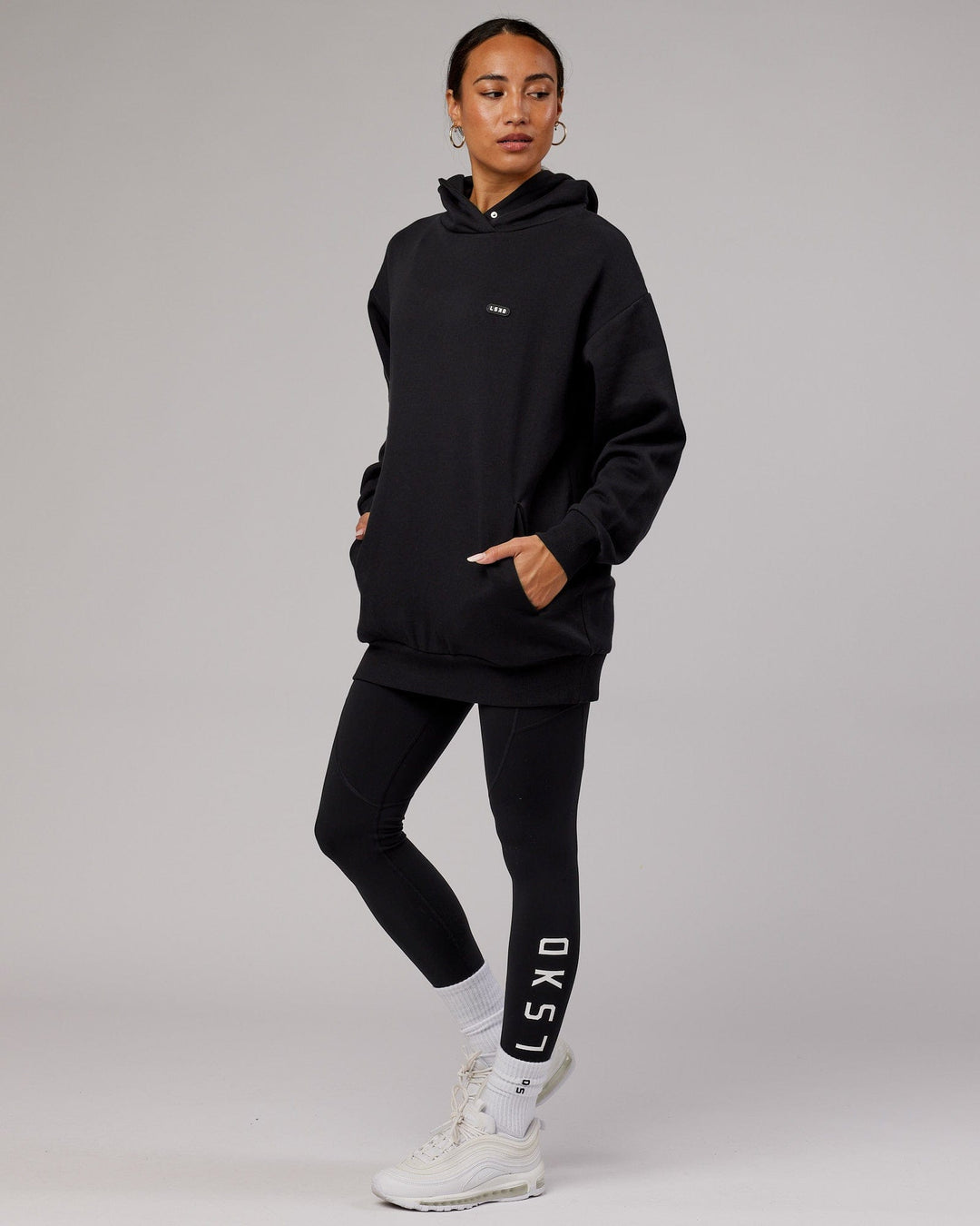 Woman wearing Unisex Capsule Hoodie Oversize - Black