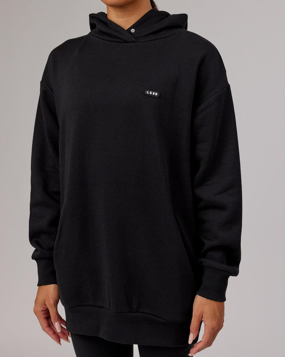 Woman wearing Unisex Capsule Hoodie Oversize - Black