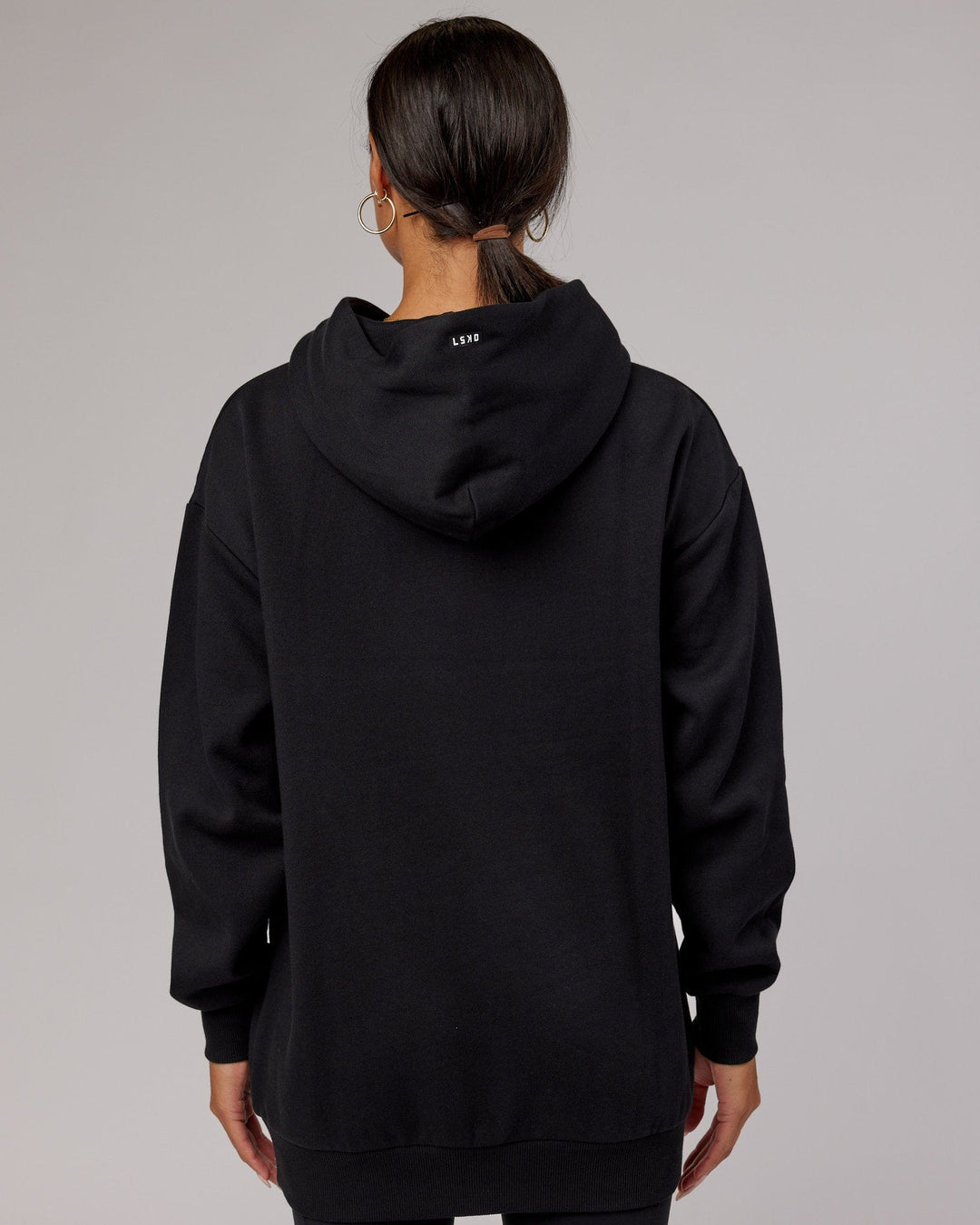 Woman wearing Unisex Capsule Hoodie Oversize - Black