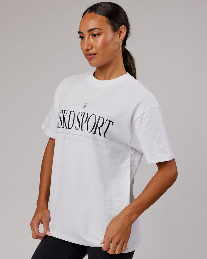 Woman wearing Unisex Heritage Heavyweight Tee Oversize - White-Black-Oak