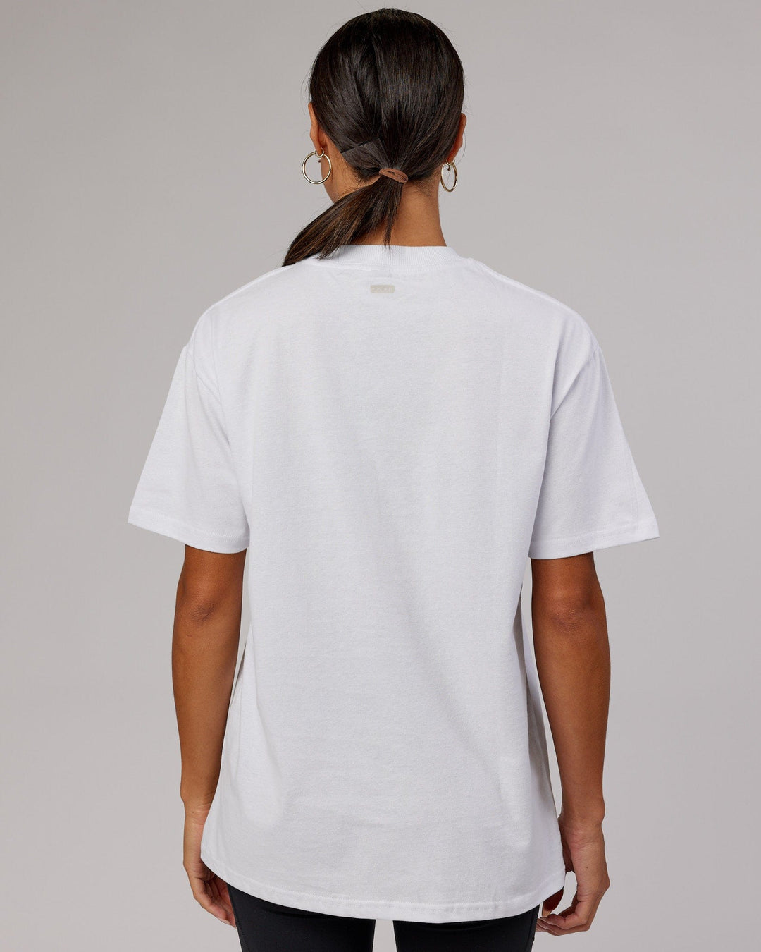 Woman wearing Unisex Heritage Heavyweight Tee Oversize - White-Black-Oak