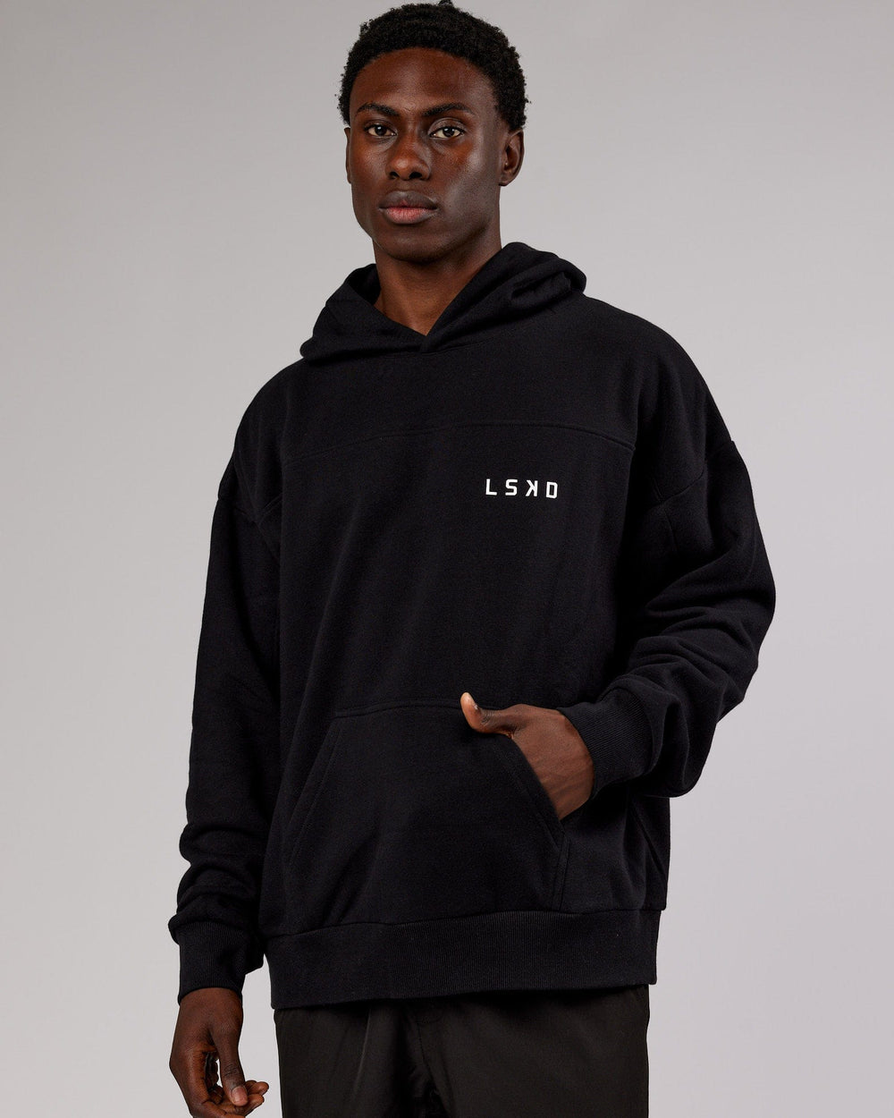 Man wearing Unisex Mode Hoodie Oversize - Black