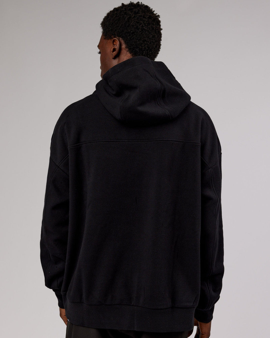 Man wearing Unisex Mode Hoodie Oversize - Black
