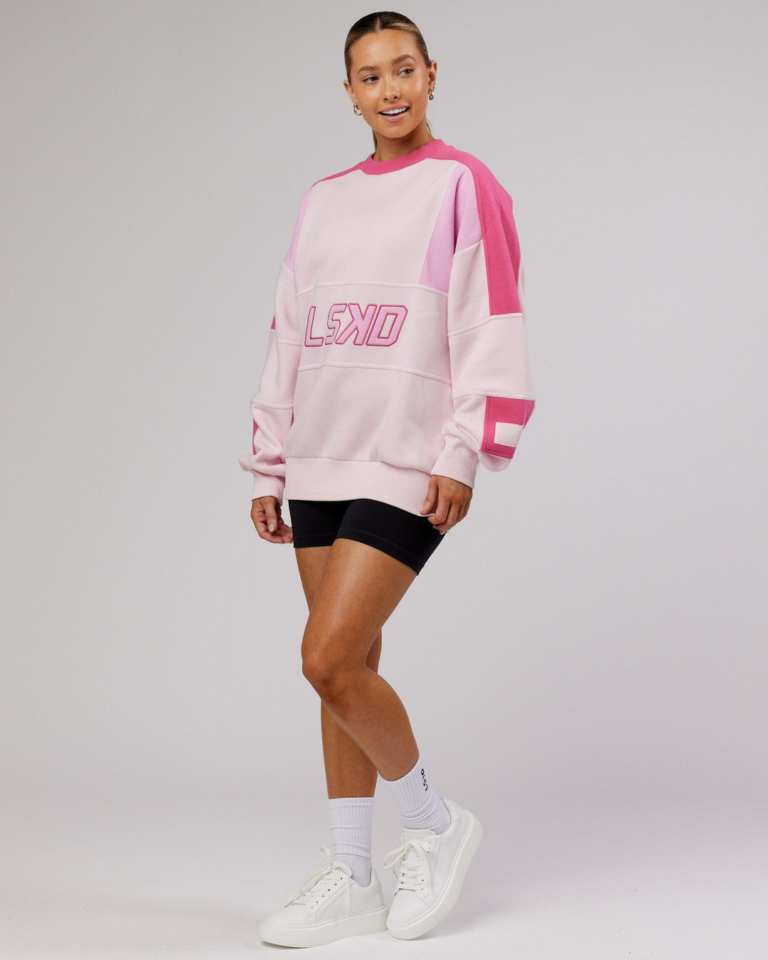 Woman wearing Unisex Slam Sweater Oversize - Pink Multi
