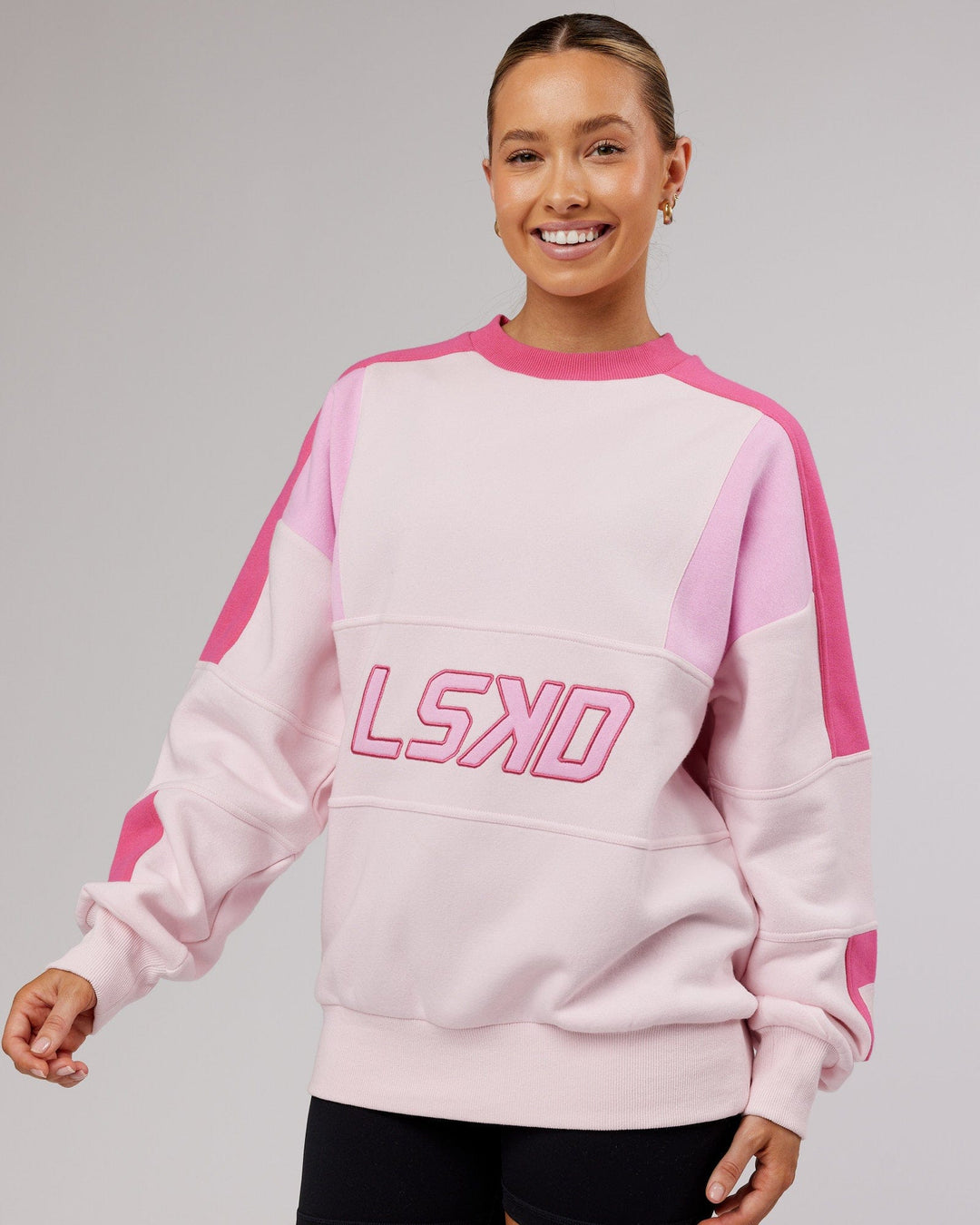 Woman wearing Unisex Slam Sweater Oversize - Pink Multi