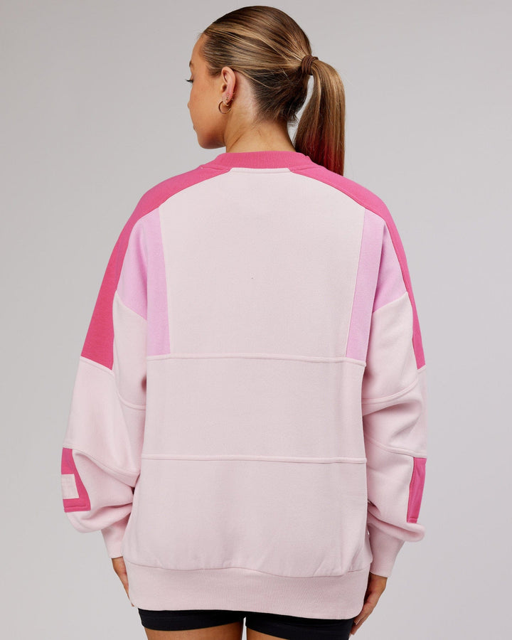 Woman wearing Unisex Slam Sweater Oversize - Pink Multi