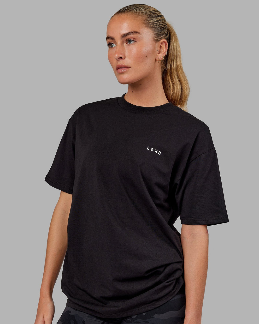 Woman wearing Unisex VS6 FLXCotton Tee Oversize - Black-White