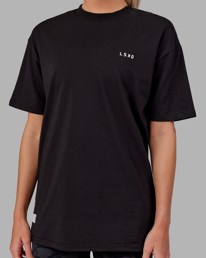 Woman wearing Unisex VS6 FLXCotton Tee Oversize - Black-White